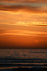 Naklejka premium Beautiful sunset at the beach in portugal at the atlantic ocean close to lissabon. Wallpaper surf