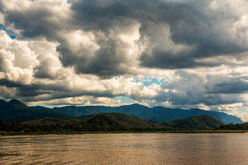 Obraz premium Beautiful boattrip to the mekong river in Laos and Thailand. Asia wildlife roundtrip