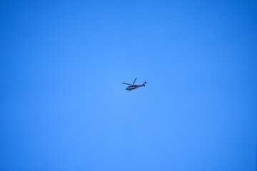 大空とヘリコプター