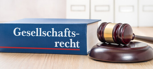 Gesetzbuch mit Richterhammer - Gesellschaftsrecht