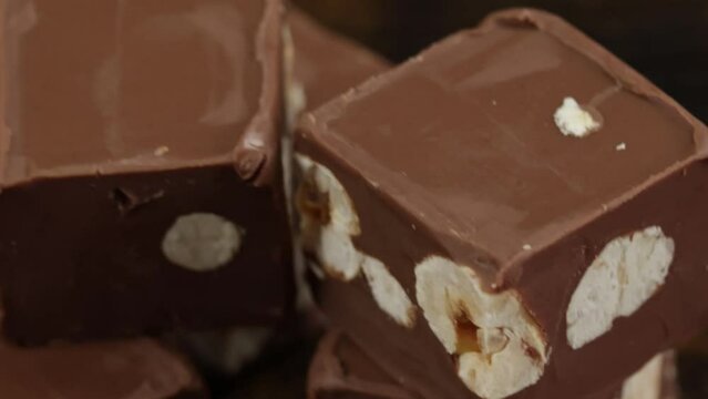 carr&eacute;s de chocolat aux noisettes en gros plan