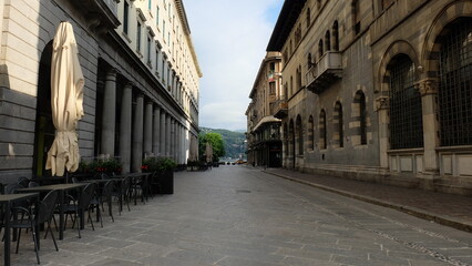 Como Italien mit leerem Cafe