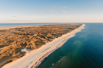 Fototapeta na wymiar die wunderschöne Küste von Hvide Sande in Dänemark