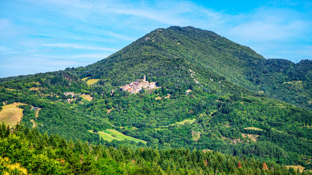  Gebirgszug Coline Metallofere mit dem Dorf Gerfalco bei Montieri