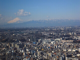 ランドマークタワーから観た冬の富士山と横浜の街