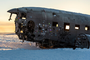 imagen del morro de un avión accidentado hace muchos años en Islandia en mal estado