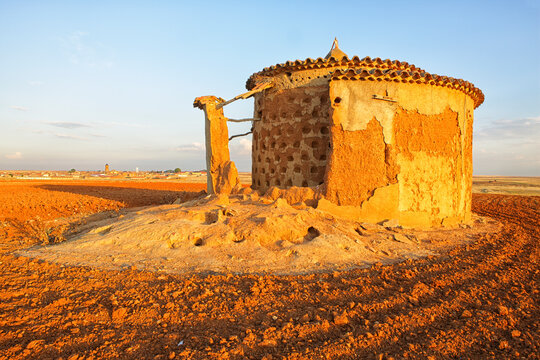 Sariegos Otero, abandoned village close to Villaf&Atilde;&iexcl;fila gaps. / Otero de Sariegos, abandoned village close to the lakes of Villaf&Atilde;&iexcl;fila.