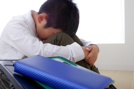 辛そうな小学生の男の子