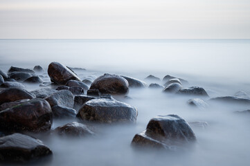 Steinsammlung am Meer