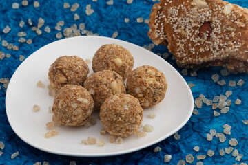 Gond ke laddu Also Called Karadantu, Antinaunde Gondh Ladoo Made Of Whole Wheat Flour, Tragacanth Edible Gum, Khus Khus, Badam, Gud, Ghee, Jaggery, Gur, Coconut, Dry Fruits. Preganant Woman Diet Food