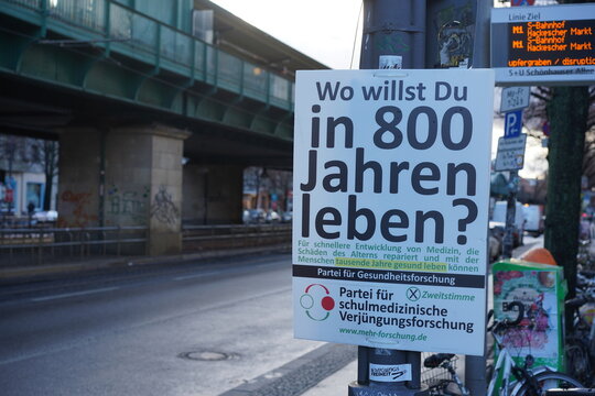 Wahlplakat der Partei für schulmedizinische Verjüngungsforschung in Berlin am 05.01.2023