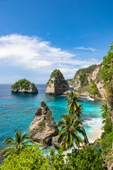 Fototapeten Bali The beautiful sandy beach (Diamond beach) with rocky mountains and clear water in Nusa Penida, Bali, Indonesia  © umike_foto