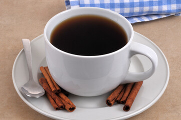 Tasse de tisane de cannelle avec des bâtons de cannelle