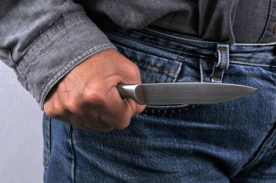 Concept de criminalit&eacute; avec une femme mena&ccedil;ante arm&eacute;e d'un couteau de cuisine en main