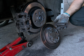 Replacement of brake discs and brake pads on the car. Removed the old brake disc from the car and installed the new brake disc. Car maintenance