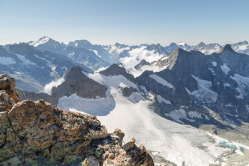 Panorama depuis le col de la Girose dans les Hautes Alpes, massif des Écrins en été