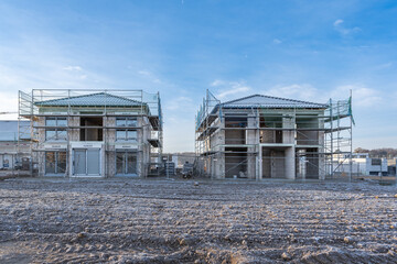 Obraz premium Neubau Einfamilienhäuser an Baustelle