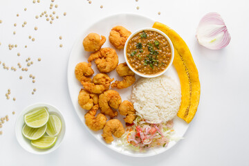 Camarones apanados con menestra