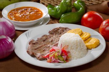 carne con menestra, arroz y patacones