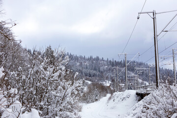Obraz premium Snowy mountains and railway track