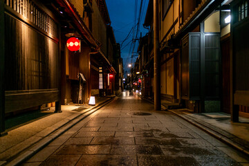 夜の祇園の裏路地　路地裏