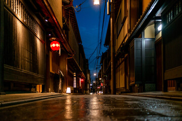 夜の祇園の裏路地　路地裏