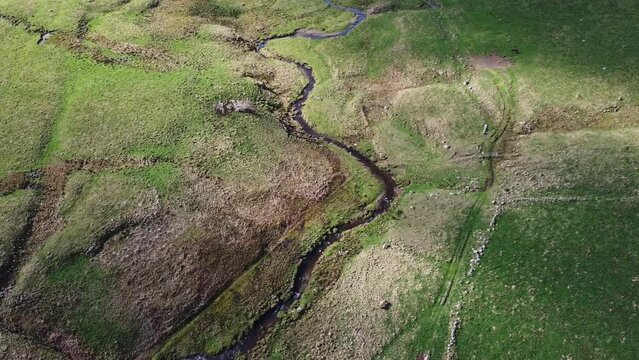 Ruisseau sillonnant dans la vall&eacute;e d'une r&eacute;gion montagneuse. Filet d'eau entour&eacute; de p&acirc;tures et d'alpages.