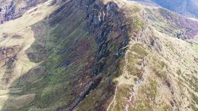 Vue sur des cr&ecirc;tes de montagne et les sommets environnants. Survol des montagnes du cantal en drone.
