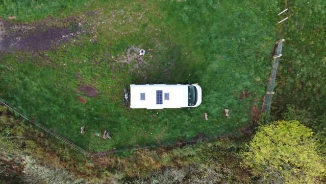 Vue verticale depuis un drone sur un fourgon stationn&eacute; sur un promontoire.