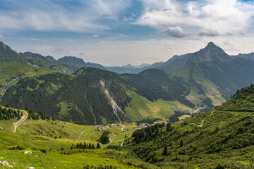 Fototapeta na wymiar Panoramablick in den Alpen im Sommer