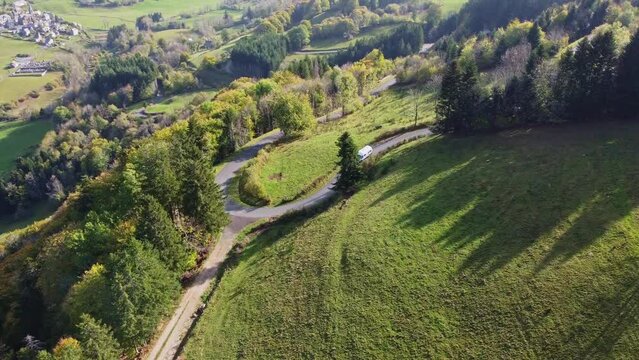 Fourgon roulant sur une route sinueuse le long d'une montagne. Virage en &eacute;pingle sur un col de montagne.
