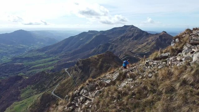 Trail au sommet d'une montagne avec un paysage montagnard en arri&egrave;re plan.