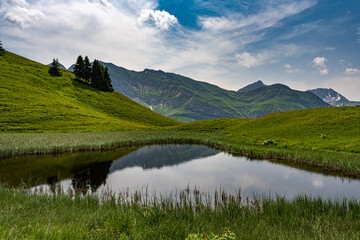 Bergsee in den Alpen mit Panoramablick