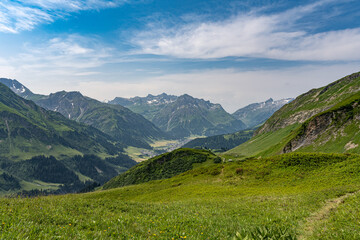 Naklejka na ściany i meble Panoramablick in den Alpen im Sommer