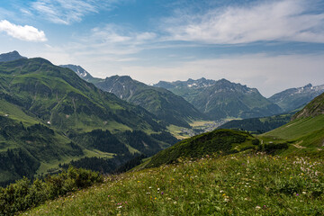 Fototapeta premium Panoramablick in den Alpen im Sommer