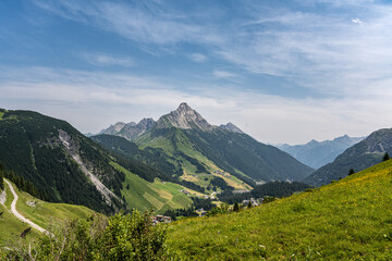 Fototapeta na wymiar Panorama Gipfelblick in den Alpen im Sommer