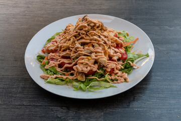 Ensalada de pollo con salsa