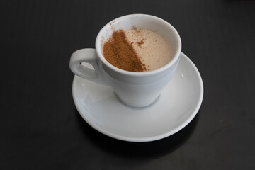 Chai latte. Taza de te con leche y cacao. 