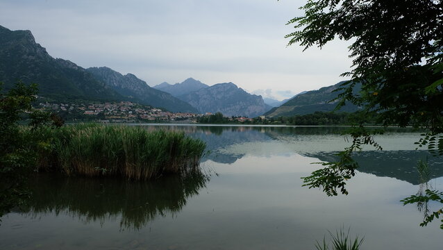 Lago di Annone Italien mit Blick auf Civate