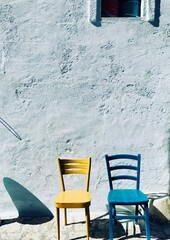 Sillas sobre fondo blanco – Polignano a Mare