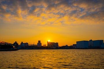 Fototapeta premium ベイサイドプレイス博多から見る博多湾の夕暮れ