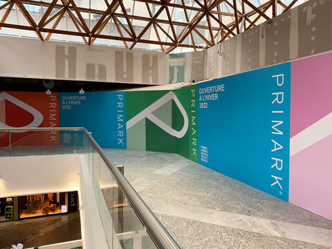 Entr&eacute;e de magasin Primark en travaux, panneau de chantier du magasin de Brest en France