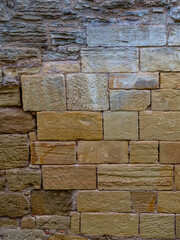 Feuchte alte Sandsteinmauer