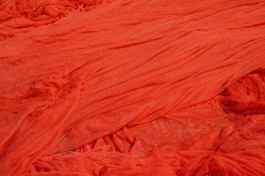 Roter textiler Hintergrund drapiert 