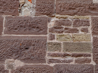 Feuchte alte Sandsteinmauer