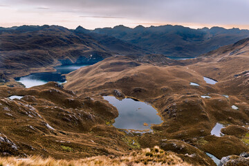 Parque Nacional El Cajas ubicado en Cuenca - Ecuador. al atardecer. (National Park EL CAJAS)