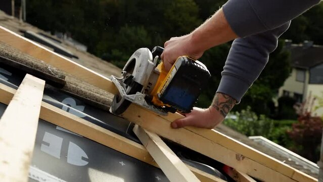 Dachdecker bei der Arbeit auf dem Dach
