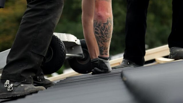 Dachdecker bei der Arbeit auf dem Dach
