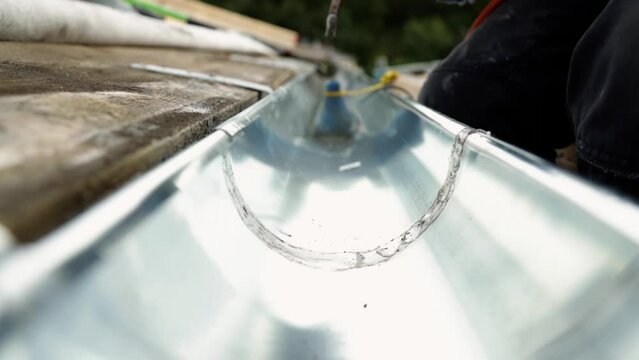 DachKlempner bei der Arbeit auf dem Dach