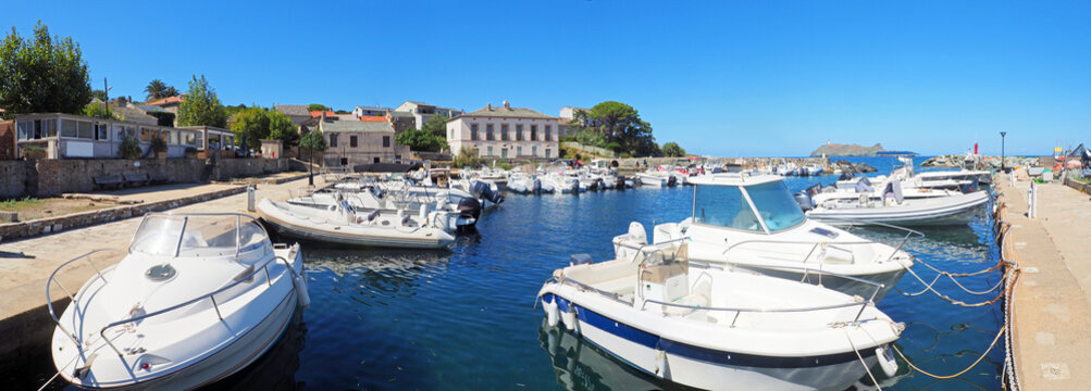 Barcaggio is a peaceful and adorable little fishing port, located at the bottom of a bay, in the town of Ersa. A real end of the world at the extreme tip of Cap Corse opposite the island of Giraglia